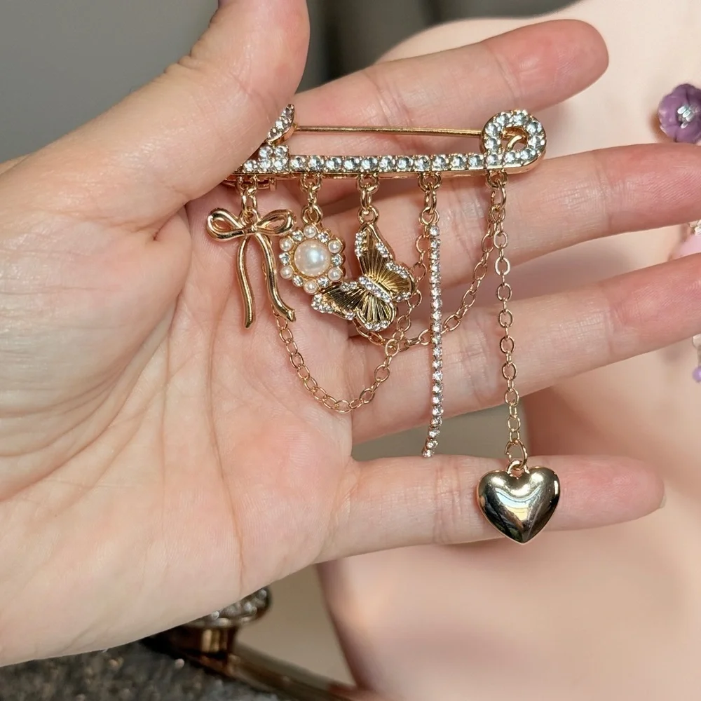 ⚜️ Gold Butterfly Charm Brooch